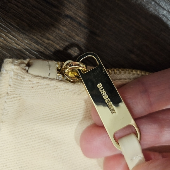 NWOT Burberry Cream Wristlet Clutch + Accessories Set - Picture 13 of 14